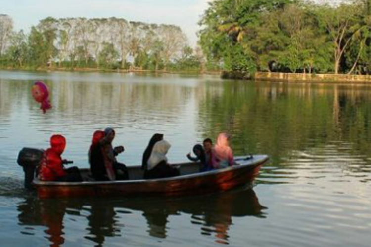 Danau Tasikardi adalah peninggalan Sultan Baten. Saat ini, danau digunakan sebagai tempat wisata dan memancing. 