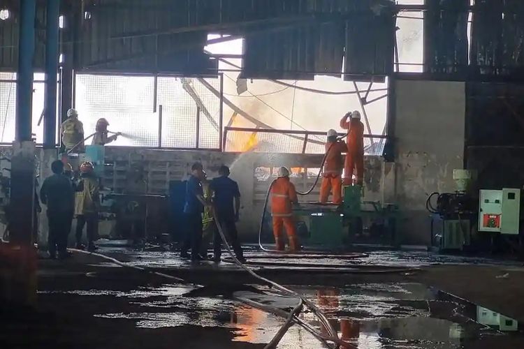 Kebakaran Gudang Bekas Pabrik Alas Kaki di Gresik, Api Bermula dari Alang-alang