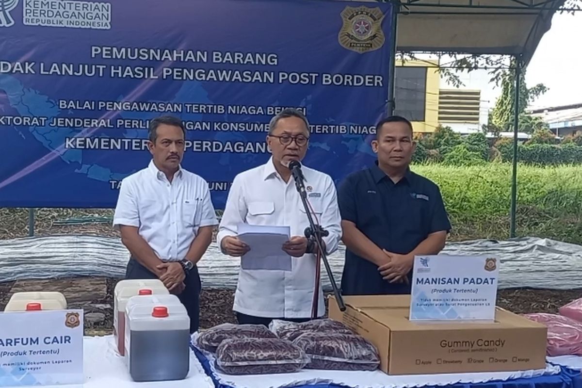 Menteri Perdagangan (Mendag) Zulkifli Hasan memusnahkan barang hasil temuan impor yang tidak memeliki dokumen lengkap di Kawasan Industri Keroncong, Kota Tangerang, Jumat (9/6/2023).