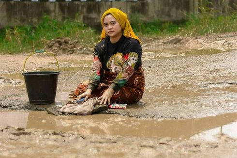 [POPULER NUSANTARA] Foto Layaknya Model di Jalan Rusak | Unjuk Rasa Tenaga Kesehatan