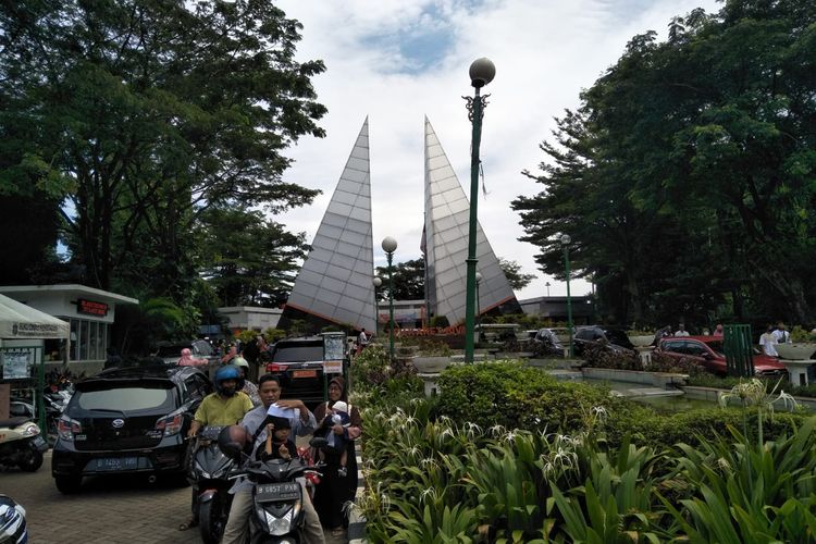 Sejumlah peziarah mengunjungi tempat pemakaman umum (TPU) Karet Bivak, Tanah Abang, Jakarta Pusat, pada Selasa (3/5/2022).