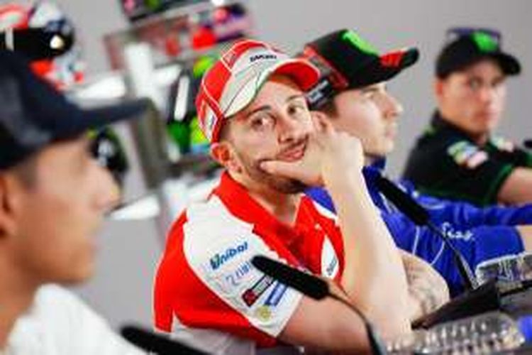 Pebalap Ducati asal Italia, Andrea Dovizioso, bereaksi saat menghadiri konferensi pers di Autodromo Termas de Rio Hondo jelang GP Qatar, Kamis (31/3/2016).