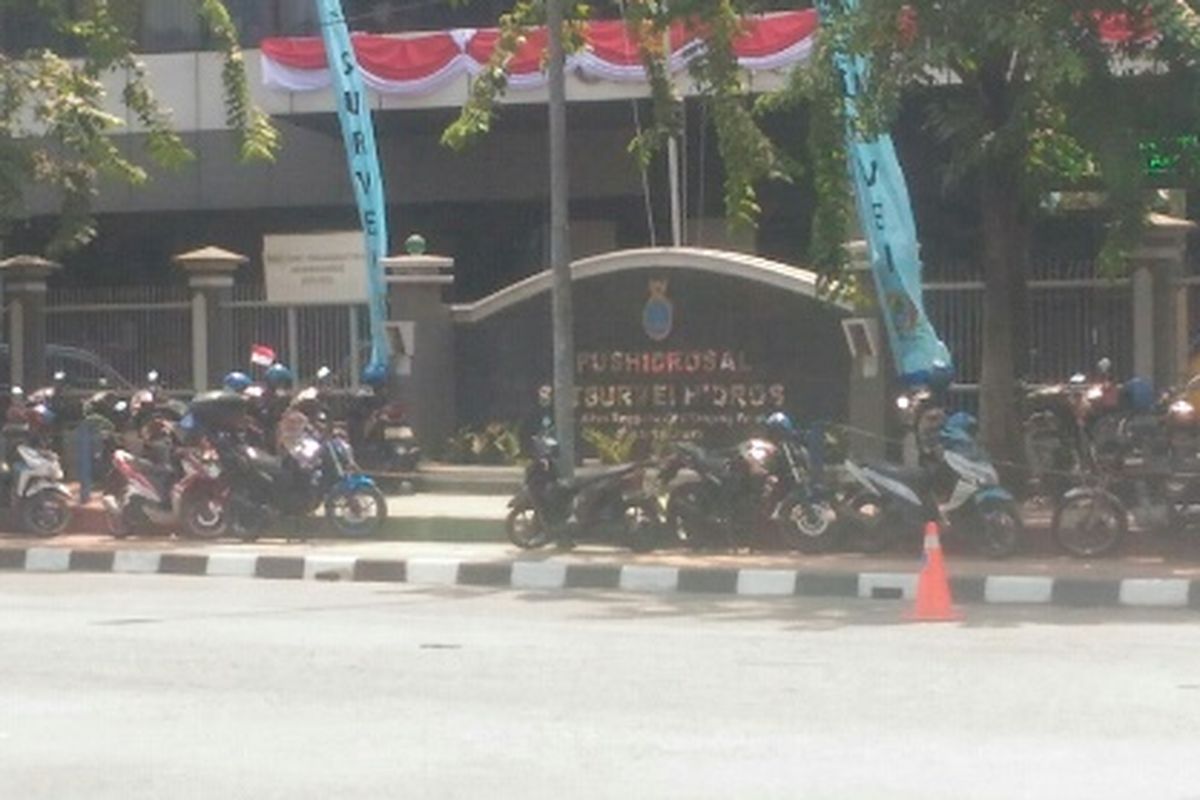 Puluhan sepeda motor terlihat diparkir di trotoar di depan gedung milik TNI AL di Jalan Enggano, Tanjung Priok, Jakarta Utara, Selasa (8/8/2017).