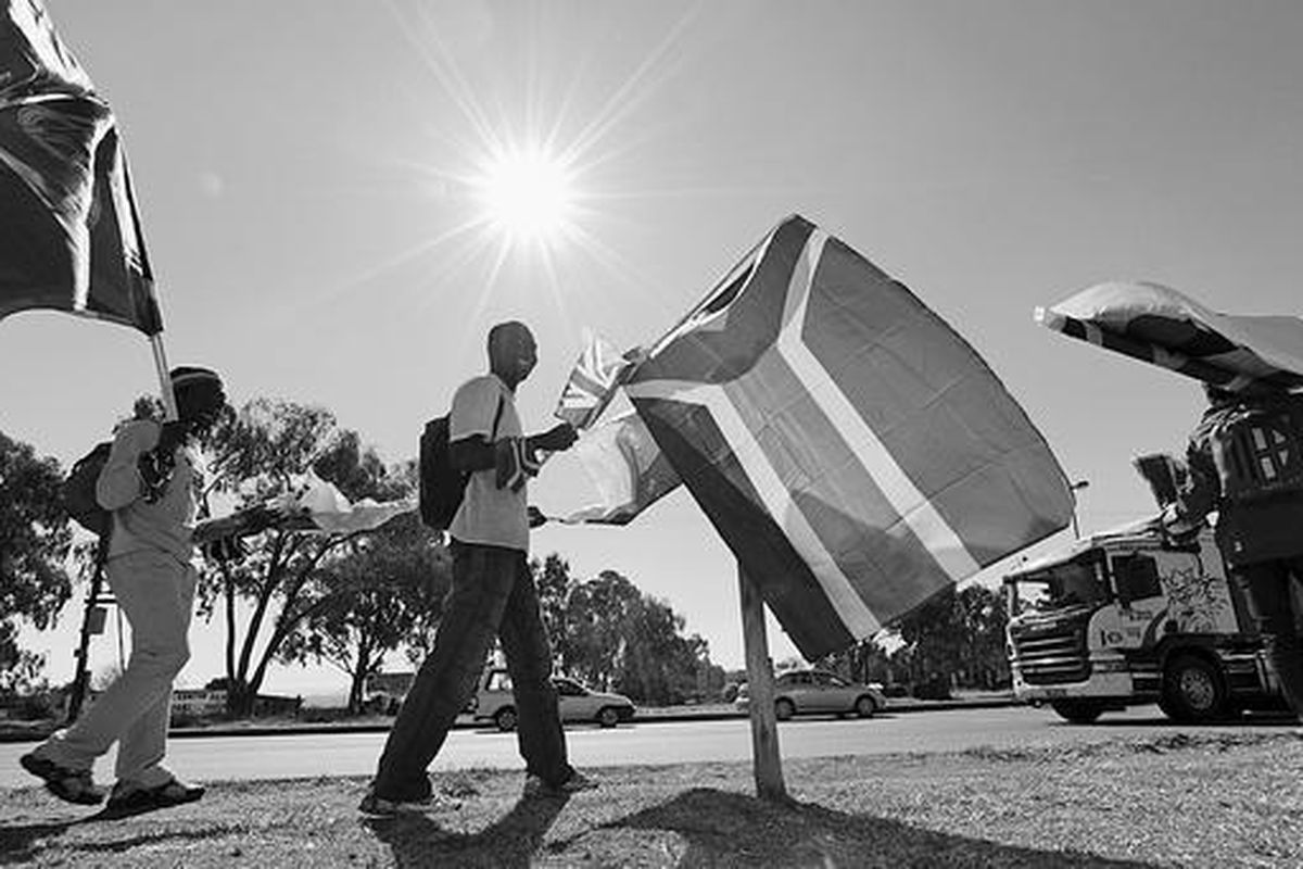 Penjual bendera dari sejumlah negara peserta di Roodepoort, Selasa (8/6), mulai mewarnai persiapan pembukaan Piala Dunia 2010 yang akan berlangsung pada Jumat (11/6).