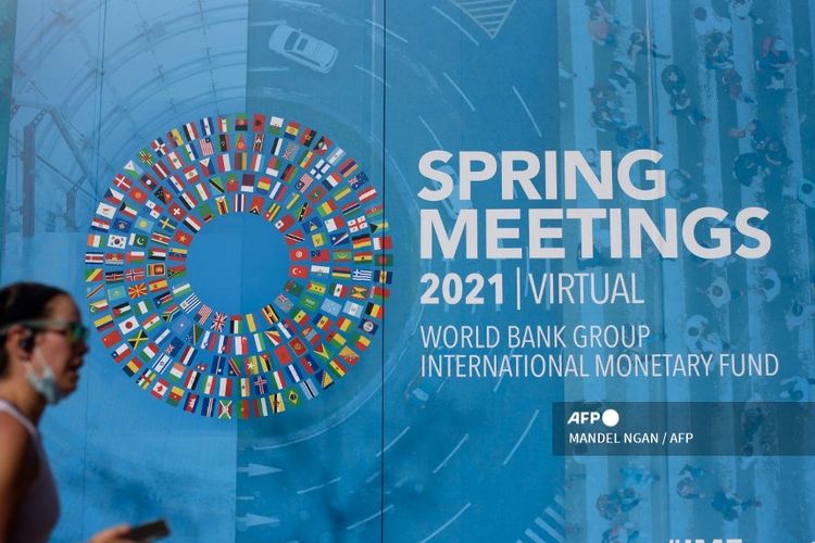 Outlook Ekonomi Dunia Dana Moneter Internasional (IMF) sekarang melihat pertumbuhan global 6,0 persen tahun ini setelah kontraksi 3,3 persen pada tahun 2020 menyebabkan oleh pandemi Covid-19.