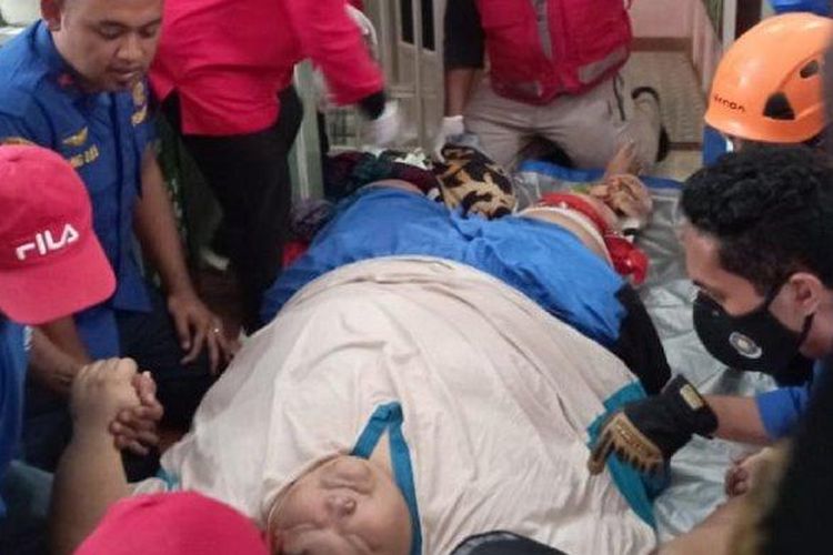 Proses evakuasi pria obesitas yang mengalami patah tulang usai terjatuh saat tali sling lift rumahnya putus, Sabtu (7/5/2022). 