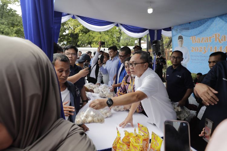 Menteri Perdagangan Zulkifli Hasan (Mendag Zulhas) kembali melakukan peninjauan pasar murah di Kecamatan Cengkareng, Jakarta Barat, Selasa (4/4/2023)