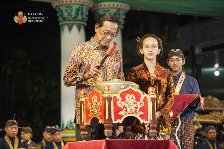 Gubernur Daerah Istimewa Yogyakarta Sri Sultan Hamengkubowno X membuka "Parama Iswari: Mahasakti Keraton Yogyakarta", Sabtu (5/10/2024).