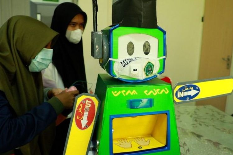 Robot Daeng Pepe buatan Syakillah dan timnya berfungsi untuk membatasi kunjungan orang dalam sebuah pertemuan di masa pandemi covid-19.