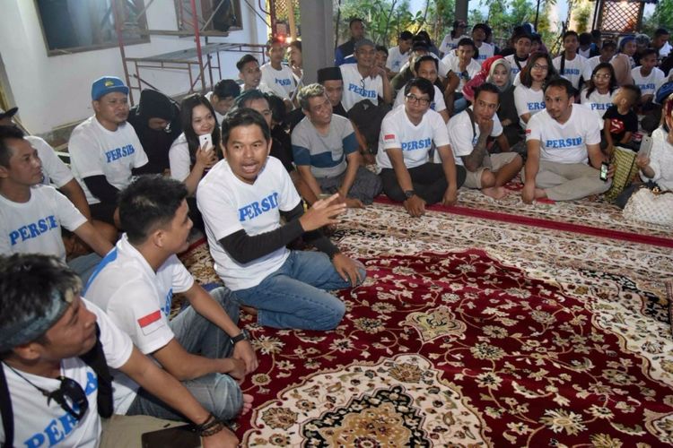 Calon Wakil Gubernur Dedi Mulyadi saat dikunjungi Viking pendukung Persib, Minggu (20/5/2018).