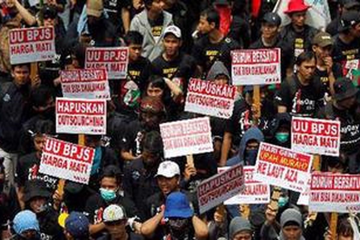 Ribuan buruh berunjuk rasa di kawasan Bundaran Hotel Indonesia, Jalan MH Thamrin, Jakarta, Selasa (1/5/2012). Aksi yang dilakukan bertepatan dengan Hari Buruh Internasional ini, dikuti oleh ribuan buruh dari wilayah Jabodetabek. Dalam aksinya mereka menuntut pemerintah untuk memperhatikan kesejahteraan buruh hingga memberikan jaminan kesehatan.  