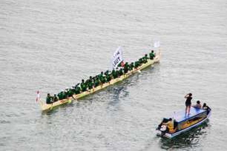 Sejumlah perahu belang ikut beradu cepat dalam lomba Manggurebe Arumbae di Festival Pesta teluk Ambon, Maluku, Jumat (9/9/2016).