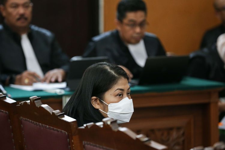 Putri Candrawathi menjadi saksi kasus pembunuhan berencana Brigadir J dengan terdakwa Richard Eliezer, Ricky Rizal, dan Kuat Ma'ruf di Pengadilan Negeri Jakarta Selatan, Senin (12/12/2022).