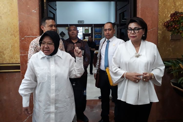 Wali Kota Surabaya Tri Rismaharini atau Risma bersama Wakil Ketua KPK Basaria Panjaitan saat beraudiensi di ruang sidang wali kota, Balai Kota Surabaya, Senin (14/10/2019).