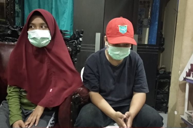 VA (20) dan NZH (22) dua gadis asal Palembang yang menjadi korban human trafficking oleh agen TKI bodong di Surabaya, Jawa Timur.
