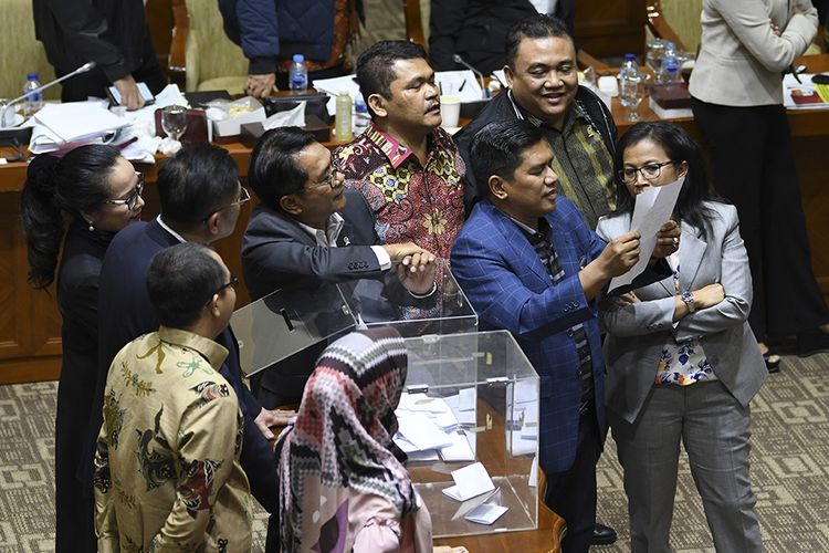 Anggota komisi III DPR melakukan voting saat proses pemilihan calon Pimpinan KPK di Komisi III, komplek Parlemen, Senayan, Jakarta, Jumat (13/09/2019). Voting menghasilkan Capim KPK terpilih yaitu Firli Bahuri dengan 56 suara, Alexander Marwata dengan 53 suara, Nurul Ghufron dengan 51 suara, Nawawi Pomolango dengan 50 suara dan Lili Pintauli Siregar dengan 44 suara.