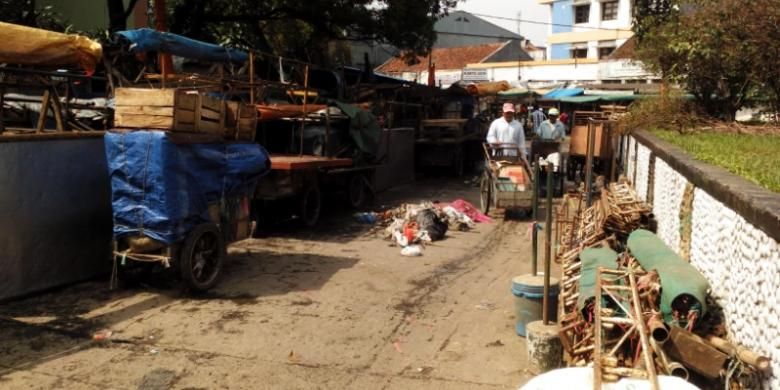 Sejumlah warga saat melintasi tumpukan roda berjualan para pedagang Pasar Andir di Jalan Rajawali Kota Bandung, Jumat (5/2/2016). Para pedagang terpaksa berjualan di jalan lantaran belum adanya tempat yang layak.
