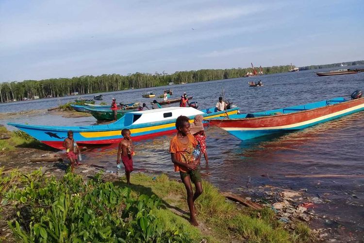 Beberapa anak-anak terlihat bergegas meninggalkan laut di Kampung Poumako, Distrik Timika Timur, Kabupaten Mimika, Papua, Rabu (06/04/2022).