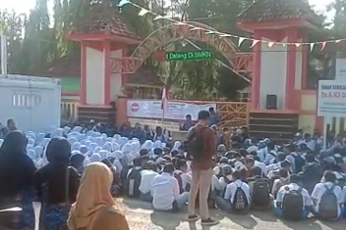 Gedung Sekolah Menengah Kejuruan Negeri (SMKN) 1 Kalianget Sumenep, Jawa Timur, disegel imbas adanya konflik dengan pemilik lahan, Senin (18/9/2023). 