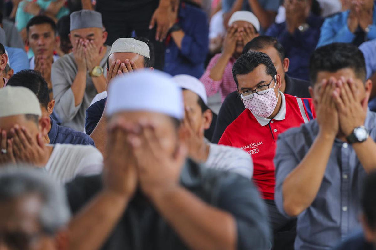 Jemaah shalat Jumat di Masjid Nasional Kuala Lumpur, Malaysia, 13 Maret 2020. Terlihat seorang pria memakai masker di tengah merebaknya virus corona di Malaysia.