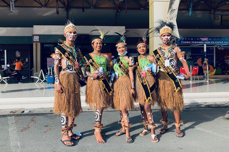 Sejumlah pemuda dan pemudi berpakaian adat Papua menyambut kedatangan kontingen peserta PON XX Papua 2021 di Bandara Sentani Jayapura, Rabu (22/9/2021) pagi.