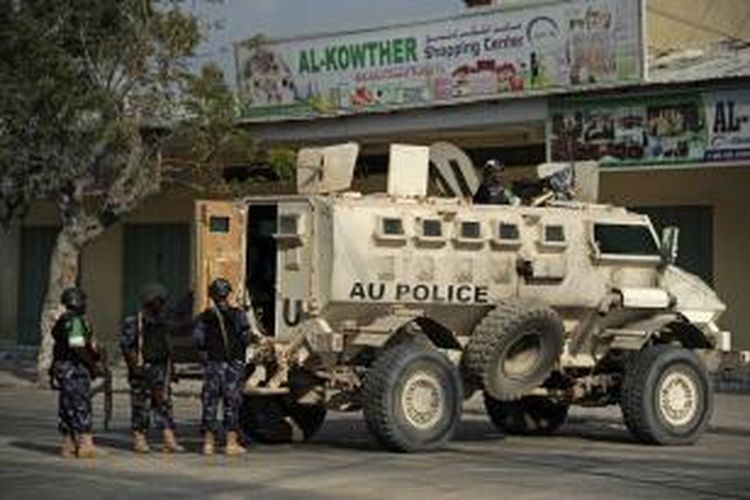 Pasukan Uni Afrika bersiaga di dekat hotel Maka Al Mukarama, Mogadishu yang diserang kelompok Al-Shabab, Jumat (27/3/2015) dan menewaskan setidaknya 14 orang.