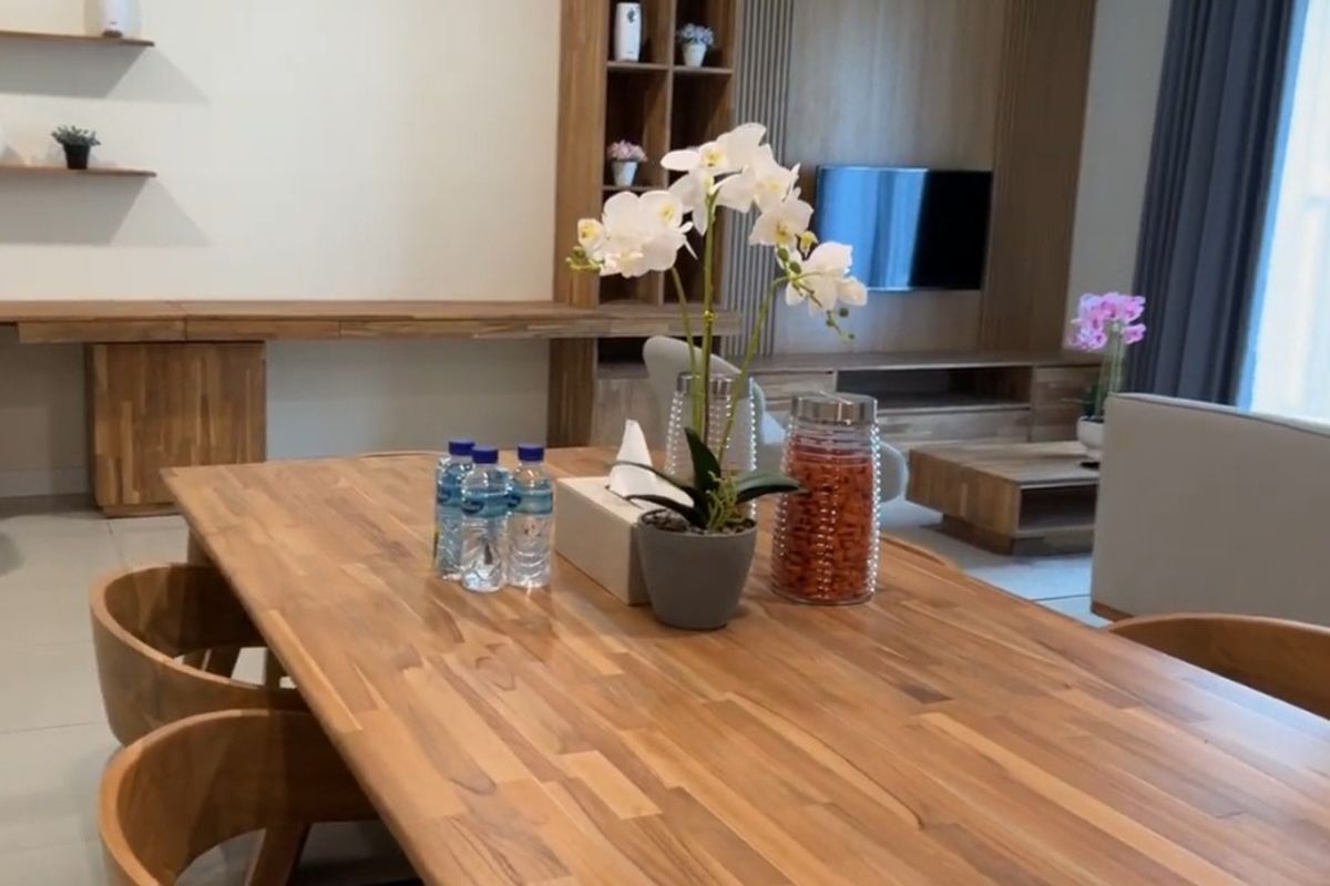 Area tempat makan di dalam unit Rusun ASN IKN.