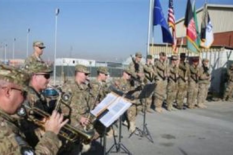 NATO resmi menutup pusat komando tempurnya di Kabul, Afghanistan dalam upacara hari Senin (8/12/2014).