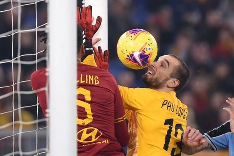 Kiper AS Roma, Pau Lopez salah membuang bola dan mengakibatkan gol bagi Lazio pada Minggu (26/1/2020) waktu Italia di Stadio Olimpico.