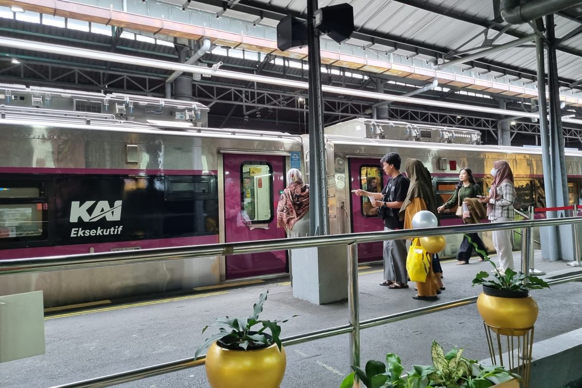 Ilustrasi kereta api. Daftar kereta go show tarif khusus dari Yogyakarta terbaru tahun 2025. Kereta go show dari Jogja terbaru 2025. Harga tiket go show dari Jogja. Rute KA go show Jogja.
