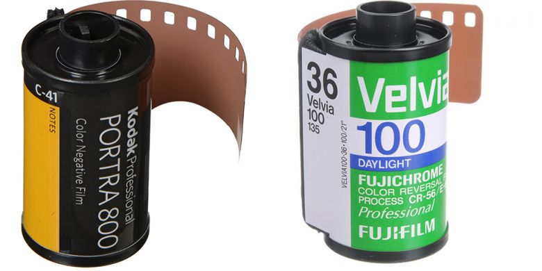 Contoh dua merk film 35mm yang masih diproduksi, yakni film negatif Kodak Portra (kiri) dan film positif Fujifilm Velvia.