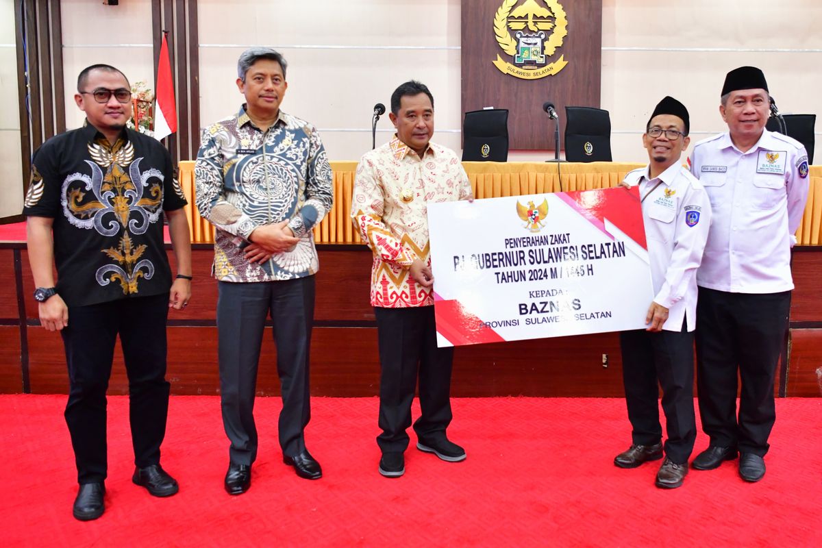  Penjabat (Pj) Gubernur Sulawesi Selatan (Sulsel) Bahtiar Baharuddin dalam acara penyerahan zakat, infak, dan sedekah aparatur sipil negara (ASN) Pemerintah Provinsi (Pemprov) Sulsel kepada Baznas Sulsel di Ruang Pola Kantor Gubernur Sulsel, Kamis (21/3/2024). 