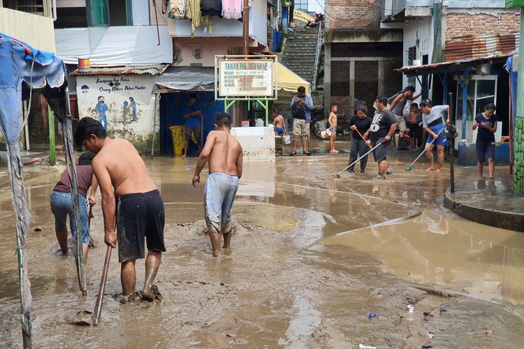 Sejumlah warga di Kelurahan Aur membersihkan sisa-sisa banjir akibat luapan Sungai Deli.