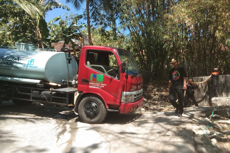 Petugas dari PDAM Sukoharjo dan relawan melakukan dropping air bersih di daerah kekeringan di Sukoharjo, Jawa Tengah.