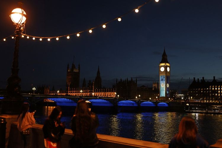 Masyarakat melihat The Elizabeth Tower, yang dikenal luas sebagai Big Ben, menampilkan aneka gambar pada Kamis (4/5/2023) menjelang penobatan Raja Charles III pada Sabtu (6/5/2023).