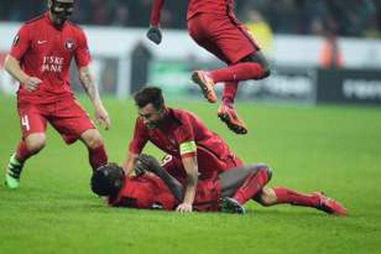 Para pemain Midtjylland merayakan gol Paul Onuachu ke gawang Manchester United pada  leg pertama babak 32 besar Liga Europa di MHC Arena, Kamis (18/2/2016).