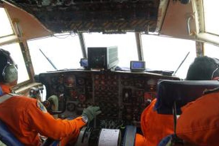 Kokpit pesawat Hercules C130 saat menyisir wilayah sisi selatan Pulau Kalimantan dalam upaya pencarian pesawat AirAsia QZ8501, Selasa (30/12/2014)
