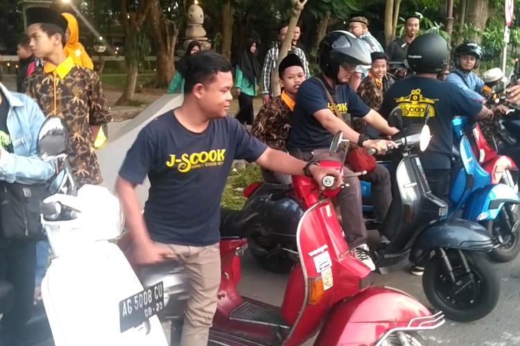 Komunitas vespa J-Scook di Kota Kediri, Jawa Timur ngabuburit dengan mengajak touring sekaligus berbuka puasa anak yatim, Jumat (10/5/2019).