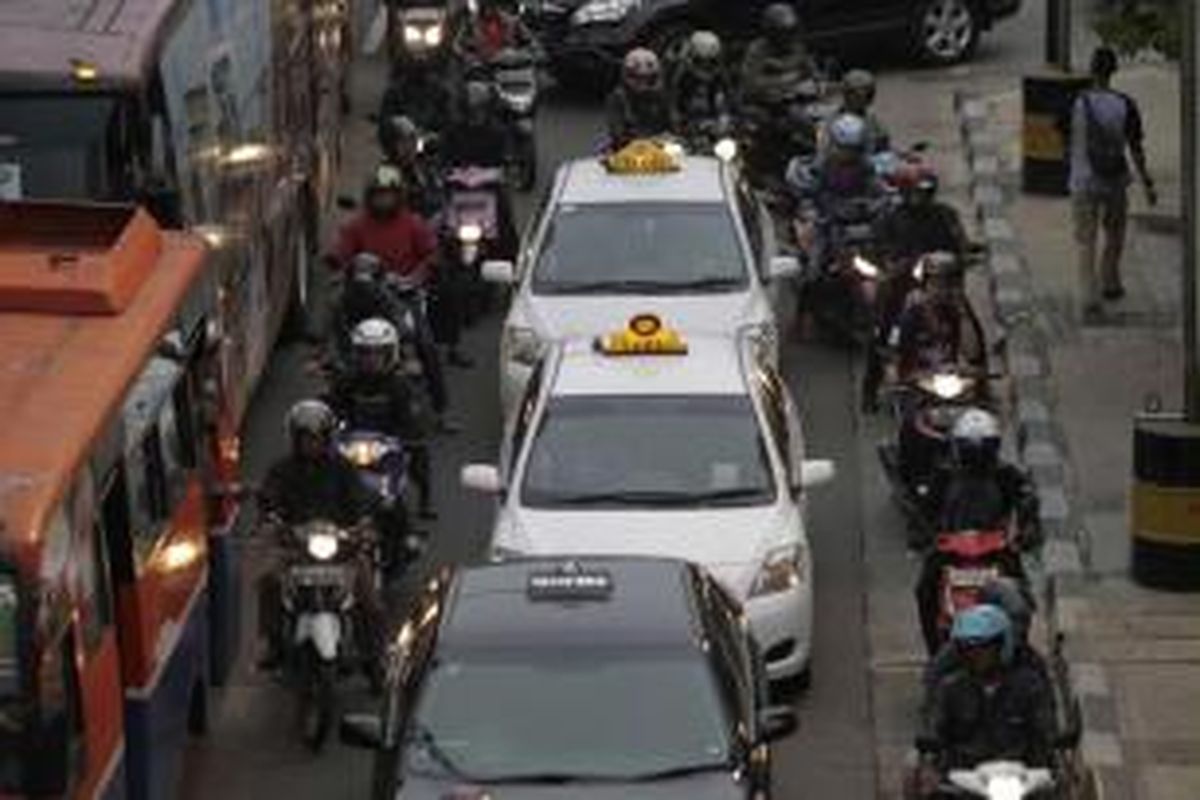 Motor terjebak kemacetan saat jam pulang kerja di Jalan MH Thamrin, Jakarta, Selasa (11/11/2014). Selama Desember Pemprov DKI Jakarta akan membatasi kendaraan roda dua melintas Jalan MH Thamrin mulai dari Bundaran Hotel Indonesia sampai Istana Merdeka.