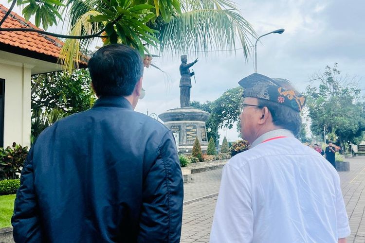 Presiden Joko Widodo memandangi patung Bung Karno yang terletak di Ruang Terbuka Hijau Taman Bung Karno, Buleleng, di sela-sela kunjungan kerja Jokowi di provinsi Bali, Kamis (2/2/2023).