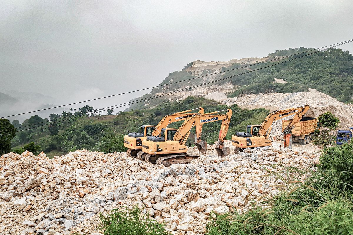 Lokasi pertambangan batu kapur di kawasan pertambangan batu kapur di Bandung Barat.