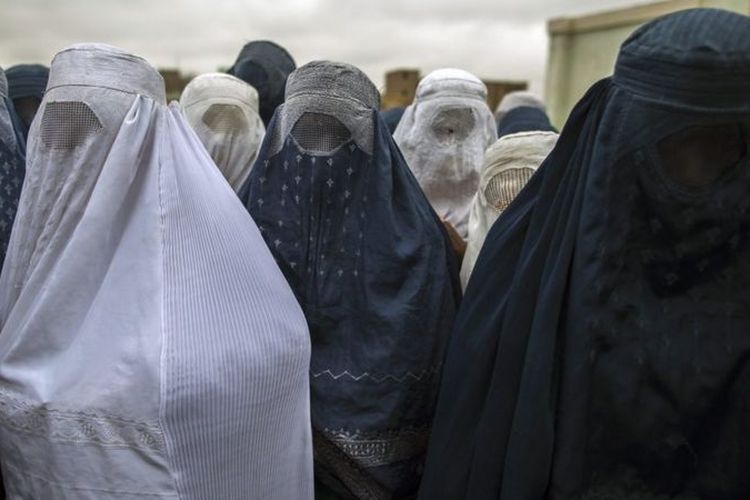 Mayoritas perempuan Afganistan mengenakan burka untuk menutup wajah mereka.