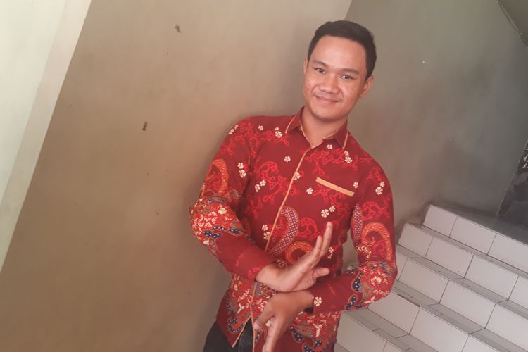 Ilham Muji Riyanto selaku pendiri Sanggar Tari Cipta Budaya berpose usai wawancara di Galeri Cipta III, Taman Ismail Marzuki, Jakarta Pusat, Senin (28/8/2017).
