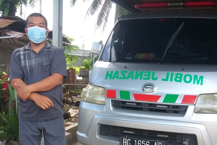 Hendri Saputra (35) pengemudi sopir ambulans pasien Covid-19 di Palembang, Sumatera Selatan.