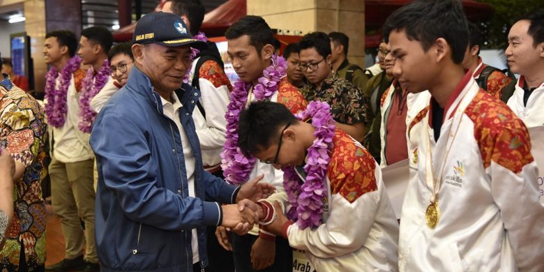Mendikbud Muhadjir Effendy, didampingi Dirjen Pendidikan Dasar dan Menengah, Hamid Muhammad, dan Direktur Pembinaan SMK, M. Bakrun, menyambut peraih medali ajang WSA, di Bandara Internasional Soekarno-Hatta, Tangerang, Banten, Sabtu malam, (01/12/2018).