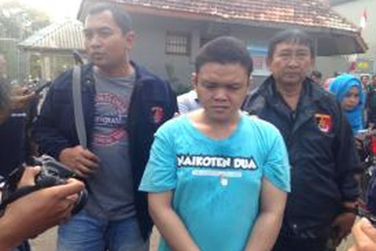 Ony Suryanto (32), penipu sejumlah pejabat Polri telah bebas dari masa hukumannya di Lapas Klas II Salemba, Jakarta Pusat, namun kembali ditangkap Subdit Resmob Ditreskrimum Polda Metro Jaya karena Ony diduga kembali melakukan penipuan menggunakan handphone di dalam lapas, Senin (17/8/2015). 