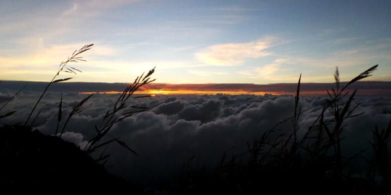 Panorama matahari terbit di sela-sela awan di puncak Gunung Talang, Solok, Sumatera Barat, Rabu (1/6/2016). Gunung Talang adalah gunung berapi aktif yang ada di Sumatera Barat dengan ketinggian 2.597 meter di atas permukaan laut (mdpl).