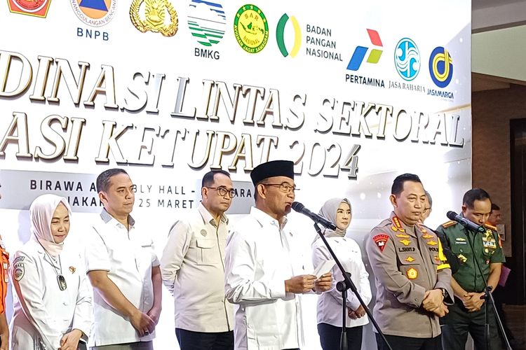 Menteri Koordinator Bidang Pembangunan Manusia dan Kebudayan (PMK) Muhadjir Effendy usai Rapat Koordinasi Lintas Sektoral Operasi Ketupat 2024 di Hotel Bidakara, Jakarta, Senin (25/3/2024).