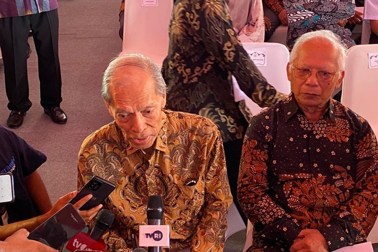 Sudaryanto Yanto Priyono (81/kiri) dan Jaroni Soejomartono (81/kanan), eksil korban tragedi 1965-1966, yang datang untuk ikut kick off program pelaksanaan rekomendasi penyelesaian non-yudisial untuk 12 kasus pelanggaran HAM berat masa lalu di Rumah Geudong, Pidie, Aceh, Selasa (27/6/2023). Yanto tinggal di Rusia, sementara Jaroni di Ceko.