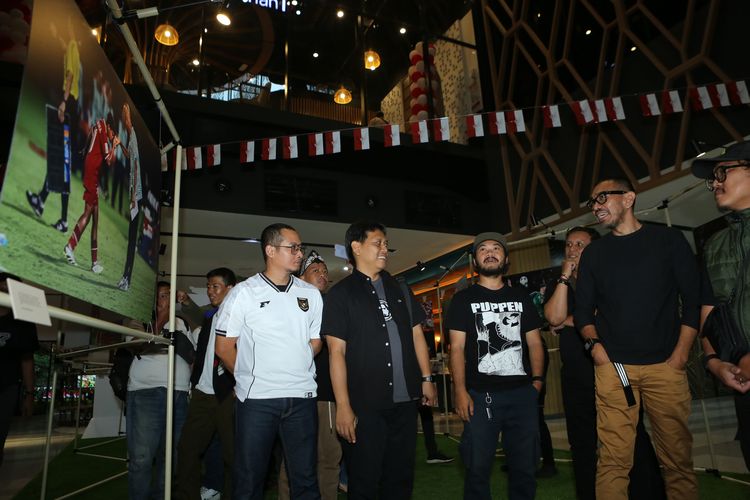 Exco PSSI Arya Sinulingga saat menghadiri Pameran foto dan peluncuran buku 90' & Beyond yang berlangsung di Mal Sarinah, Jakarta, pada 24?29 Agustus 2025, sebagai bagian dari rangkaian menuju PSSI Awards.
